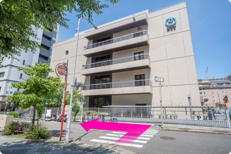 次の目印は「NTT西日本 名古屋中ビル」。横断歩道を渡って左折です